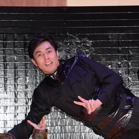 袴田吉彦、YouTuberに挑戦するも悶絶!壁に張り付いたままフォトセッション 画像