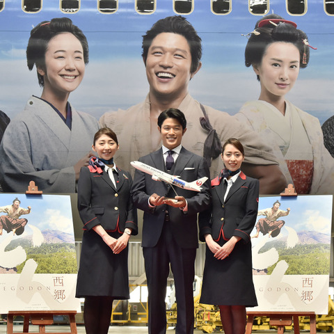 JAL、「西郷どん」特別塗装機を就航!鈴木亮平が搭乗客を見送り 画像