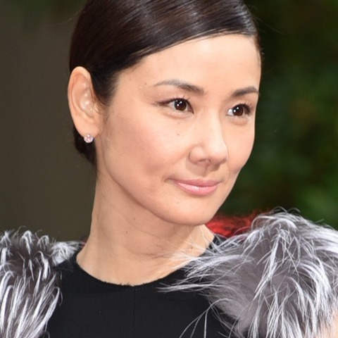吉田羊、“匂いフェチ”告白 『しゃべくり』メンバーの手の平を嗅ぎまくる 画像