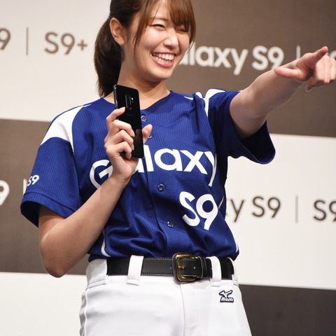 稲村亜美、ショーパン姿で「神スイング」&「神ピッチング」披露……大谷選手に届いた? 画像