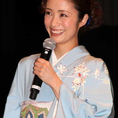 上戸彩、“5日間しか着られない”艶やかなの着物姿を披露!「贅沢ですよね~」 画像