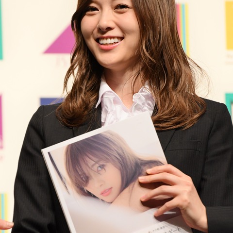 中条あやみ、白石麻衣に写真集のサインをおねだり!実は福山雅治も 画像
