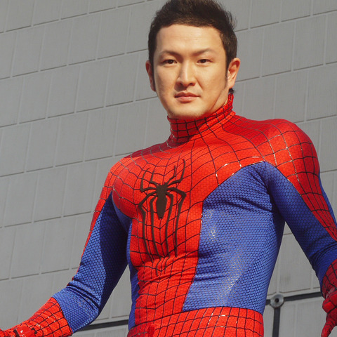 中村獅童、スパイダーマンのコスプレで夜、犬の散歩をしていた! 画像