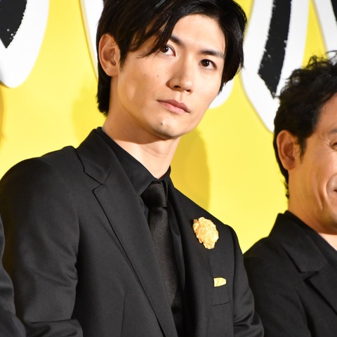三浦春馬、女装姿の舞台の練習のため「掃除機かけるときもハイヒールを履いて」 画像