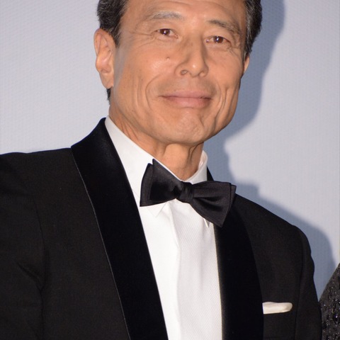 舘ひろし、家から撮影現場までバスローブ姿で移動 画像
