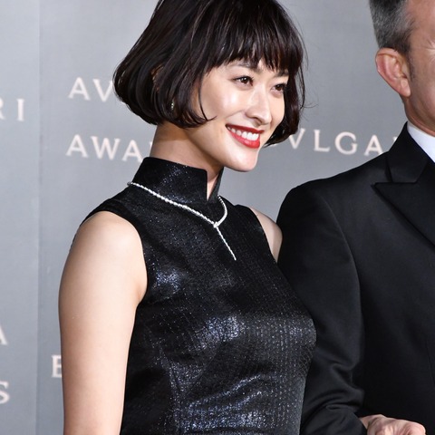 山田優が大胆美脚披露、中村アン・伊藤千晃・森星らと美の共演 画像