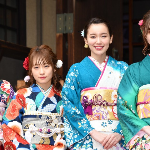 飯豊まりえ、Niki、大原優乃らエイベックス美女10名が晴れ着姿を披露 画像