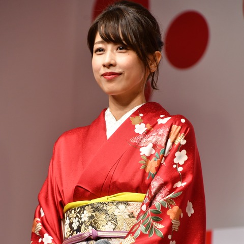 加藤綾子、華やかな振り袖姿で登壇!CM、ドラマの次は歌?? 画像