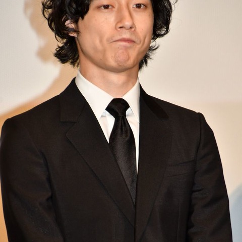 坂口健太郎、私生活で黒い水泳帽…モデル仲間が目撃「血迷ってる」 画像