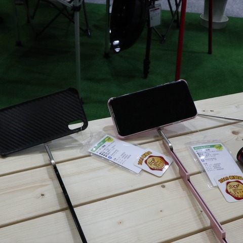 【CP+2019】ケースから自撮り棒が伸びると便利だろ? 画像