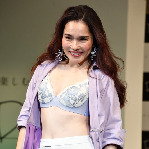 平野ノラ、下着モデルで“女っぷり”が上がった! 夫は「まんざらでもない感じ」とおのろけも 画像