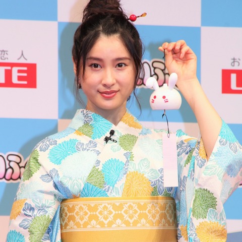 土屋太鳳、浴衣姿で風鈴を“生演奏”!「夏は『チアダン』のメンバーと浴衣で会いたい」 画像