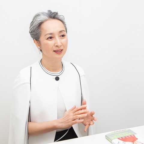 【インタビュー】“グレイヘア”が話題の近藤サト「男性こそグレイヘアがカッコいい!」 画像
