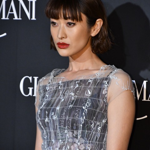 山田優激怒!?小栗旬が家のソファで“長髪女性”を腕枕…… 画像