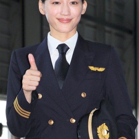 綾瀬はるか、パイロットの制服姿を披露！ANA特別塗装機にワクワク 画像
