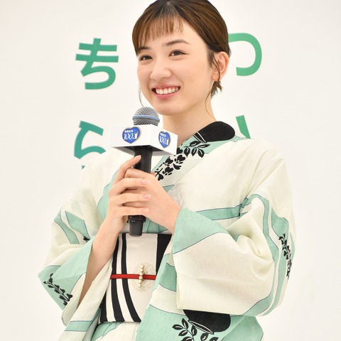 永野芽郁、12トントラックを興奮しながら運転する男前な性格判明 画像