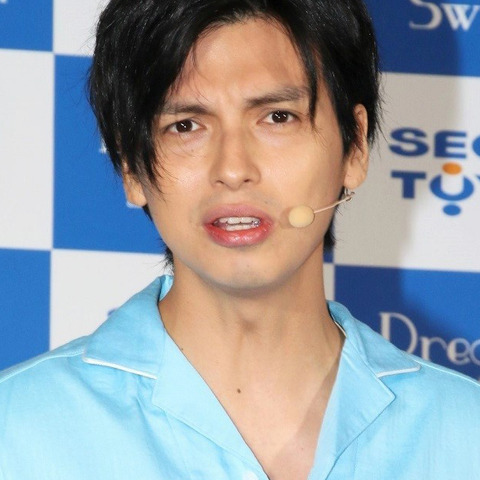 アレク&川崎希夫妻、2億円豪邸公開……ソファ100万、キッチンは700万! 画像