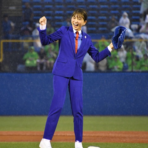 川口春奈がスーツ姿で始球式、ナイスピッチングで“リベンジ”達成! 画像