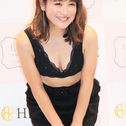 鈴木奈々、胸が2サイズアップし大興奮!“谷間見せ”の初グラビアポーズに大照れ! 画像