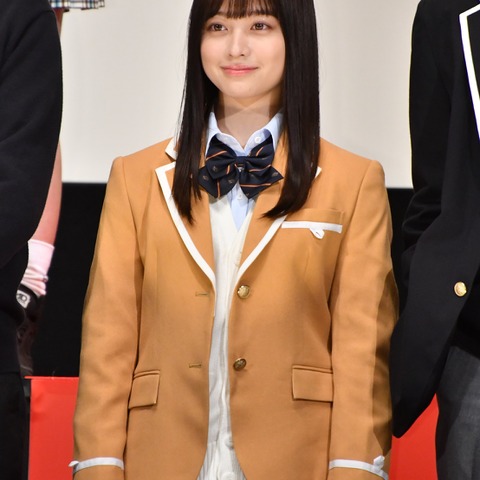 橋本環奈がミニスカの制服姿で登壇「懐かしく感じます」 画像