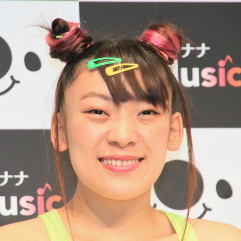 フワちゃん、ベンチコートの下はパンツ一丁!?驚きの中学時代 画像