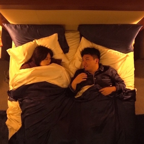 林家たま平、わちみなみとベッドで手つなぎ!抱き合う姿も反響 画像