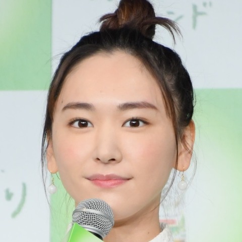 新垣結衣、実家に伝わる“お盆”の奇妙な風習明かす「パイナップルを転がす」 画像
