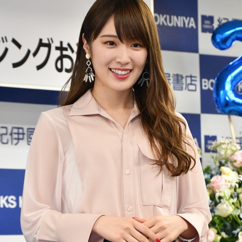 高山一実、マスクを取ったら鼻にティッシュを詰めてる!? 画像