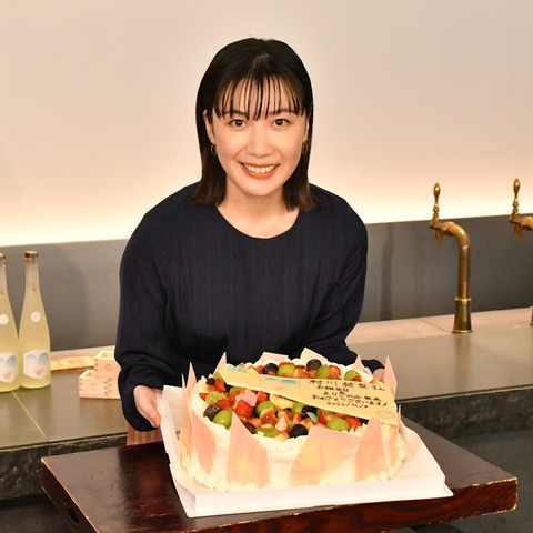村川絵梨、サプライズの“日本酒バースデイケーキ”に歓喜 画像