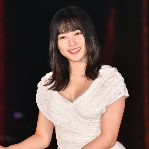 点灯式登場の桜井日奈子、胸元ザックリのドレスは「スリルがありました(笑)」 画像