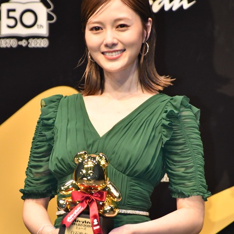 白石麻衣、乃木坂46卒業後初の公の場「ソロになっても頑張っていける」 画像