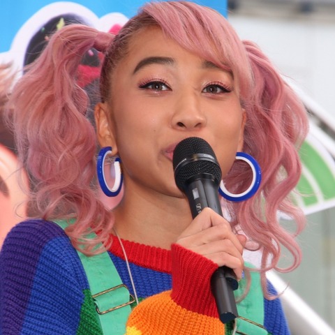 青山テルマ、フワちゃんのモノマネ再現度に驚きの声「めっちゃ似てる」 画像