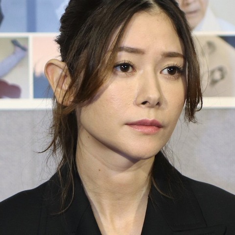 真木よう子、巨乳に悩んだ過去…離婚理由も赤裸々告白 画像