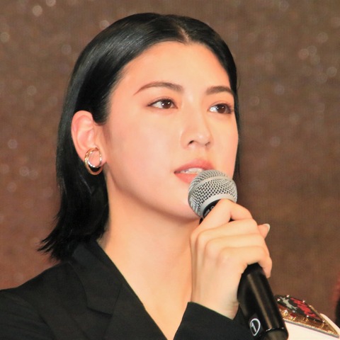 三吉彩花、ストレス発散法はアジをさばくこと!マイ包丁は4種類 画像