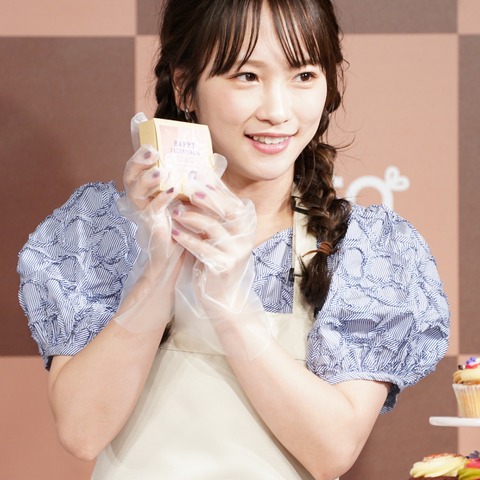 川栄李奈がレアなエプロン姿を披露、丸山桂里奈とチョコ作りを実演 画像