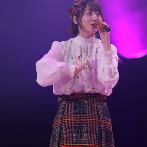 花澤香菜、カラオケで熱唱中に声バレしてファンが乱入! 画像