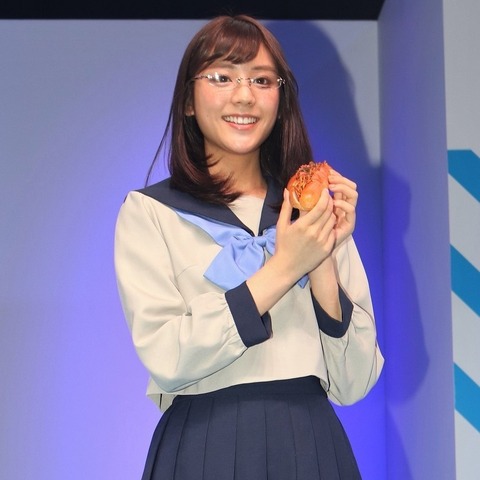 貴島明日香、YouTubeで地雷メイクに挑戦!予想外の“キャラ変”も話題! 画像