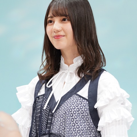 日向坂・小坂菜緒は恐竜好き!肉食に見えがちな草食恐竜トリケラトプスにギャップ萌え 画像