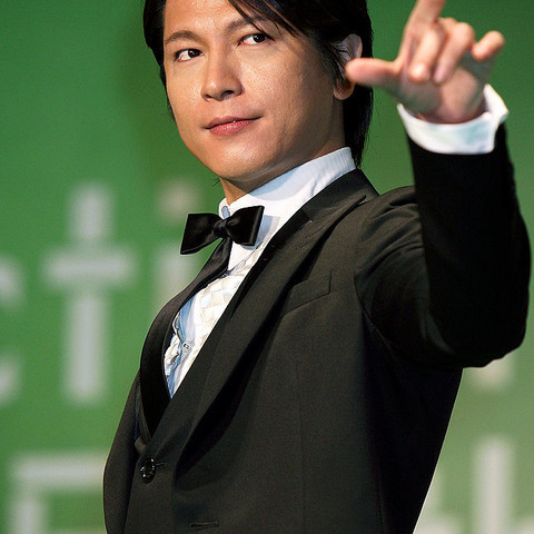 及川光博、ドラマでスーツの時はワイシャツに仕掛けが! 画像