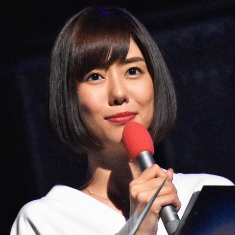 山崎夕貴アナ、ファッション対決で久慈暁子アナに勝利し絶叫「元モデルに勝った」 画像