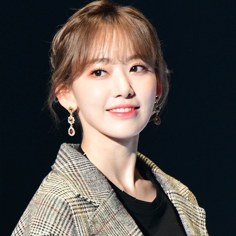 宮脇咲良、指原莉乃からの豪華な“卒業祝い”に大興奮「すごい!」「ヤバイ!」 画像