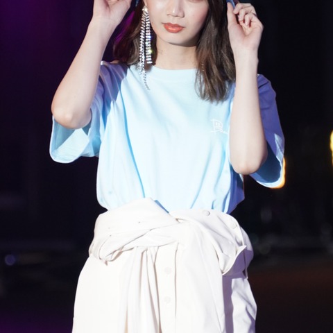 日向坂46・高木彩花、ライブ中に着替えスペースではない場所でほぼ全裸!? 画像