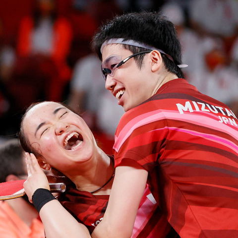 水谷隼、ノーパンで伊藤美誠にハグ!かまいたち山内「変態じゃないですか」 画像