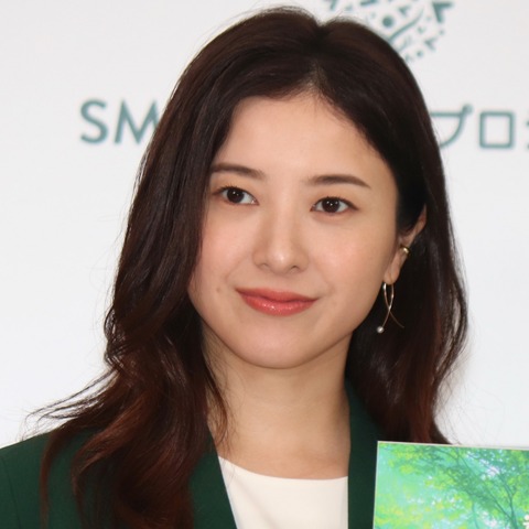 吉高由里子、グリーンスーツでイベント登場…キャラに“なで肩”イジリも!? 画像