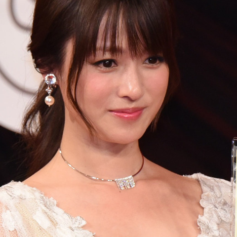 深田恭子、『FNS歌謡祭』でコメント出演も心配の声「大丈夫なの?」「まだ早いのでは」 画像
