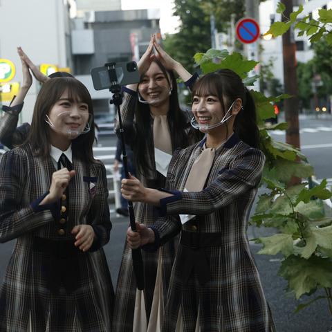 乃木坂46メンバー、全国の「~坂」駅にポスター貼りに!初のベストアルバム発売 画像