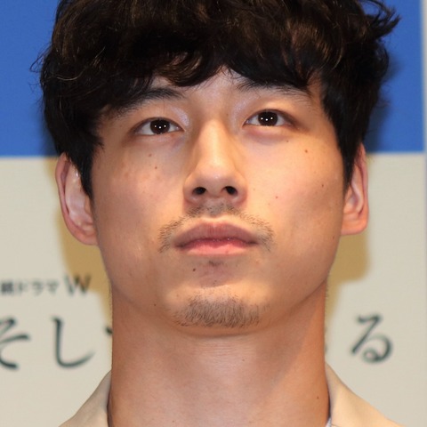 坂口健太郎、清野菜名から水かけられた!?「何回もかけられました」新・火曜ドラマの裏側語る 画像