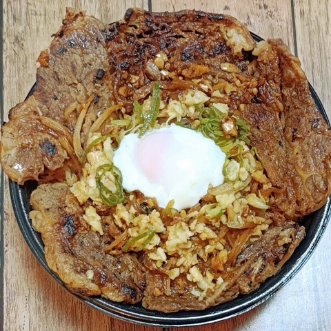 背脂たっぷりの“極上大判カルビ”が旨い!「すたみな極カルビステーキ丼」を実食! 画像