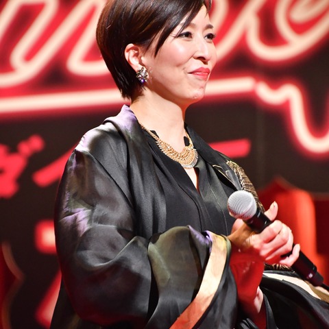 真矢ミキ、電車で隣の乗客に「私の司会どうですか?」 画像