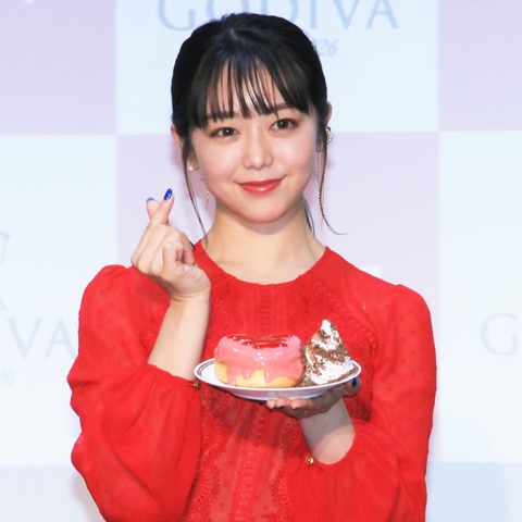 峯岸みなみ、バレンタインをイメージした真っ赤なドレスで登場!30歳の抱負は「麻雀を覚えたい!」 画像